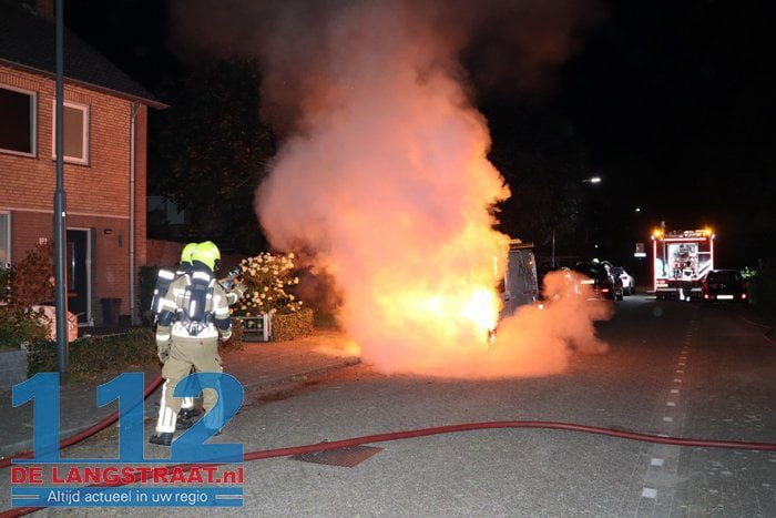 Bestelbus gaat in vlammen op Sprang-Capelle 8 Bestelbus gaat in vlammen op Sprang-Capelle 112 De Langstraat