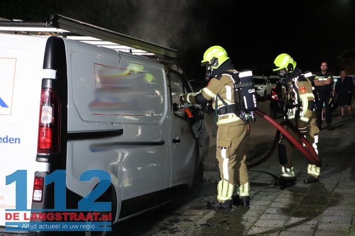 Bestelbus gaat in vlammen op Sprang-Capelle 16 Bestelbus gaat in vlammen op Sprang-Capelle 112 De Langstraat