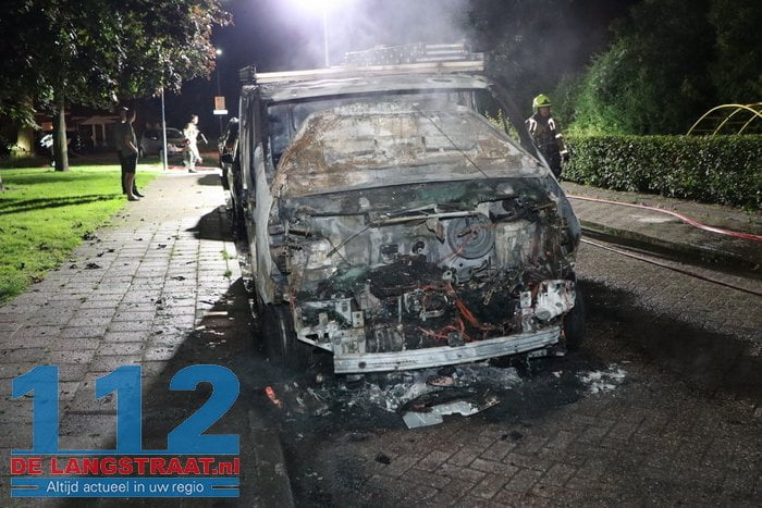 Bestelbus gaat in vlammen op Sprang-Capelle 19 Bestelbus gaat in vlammen op Sprang-Capelle 112 De Langstraat