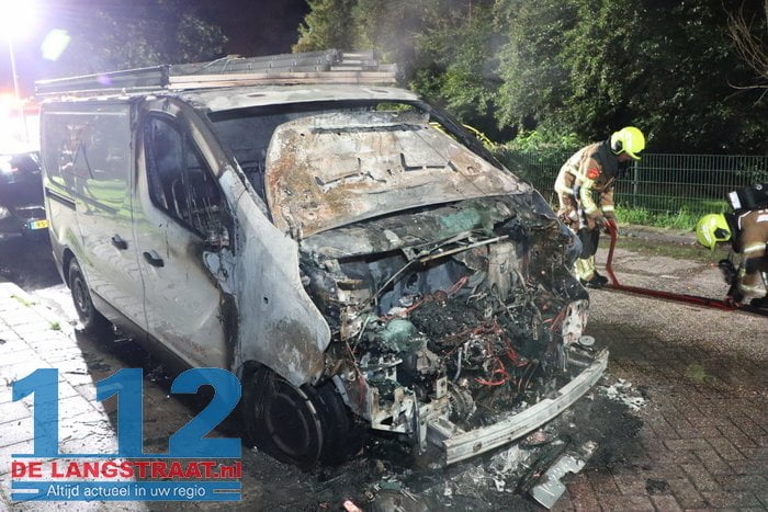 Bestelbus gaat in vlammen op Sprang-Capelle 20 Bestelbus gaat in vlammen op Sprang-Capelle 112 De Langstraat
