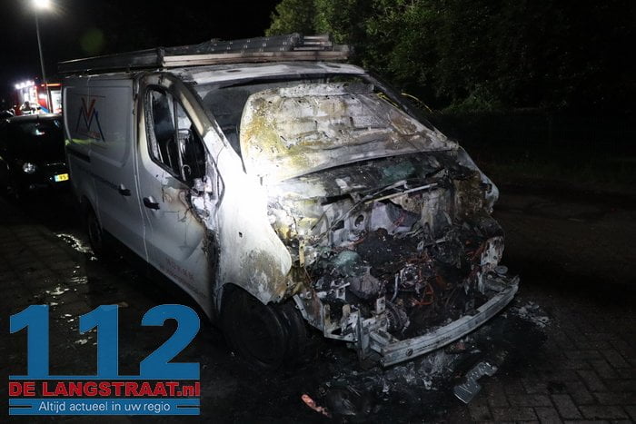 Bestelbus gaat in vlammen op Sprang-Capelle 23 Bestelbus gaat in vlammen op Sprang-Capelle 112 De Langstraat