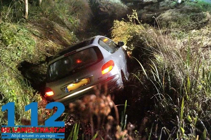 Auto belandt in sloot Elshoutseweg in Oudheusen 2 Auto belandt in sloot Elshoutseweg in Oudheusen 112 De Langstraat