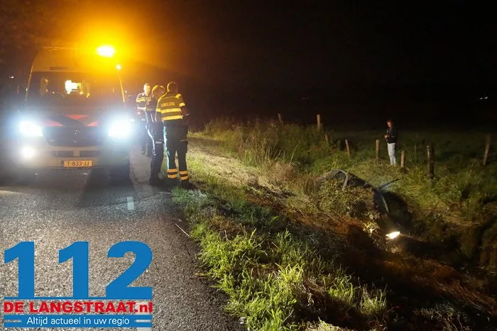 Auto belandt in sloot Elshoutseweg in Oudheusen 5 Auto belandt in sloot Elshoutseweg in Oudheusen 112 De Langstraat