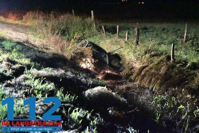 Auto belandt in sloot Elshoutseweg in Oudheusen 6 Auto belandt in sloot Elshoutseweg in Oudheusen 112 De Langstraat