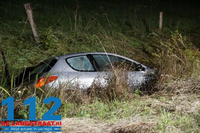 Auto belandt in sloot Elshoutseweg in Oudheusen 7 Auto belandt in sloot Elshoutseweg in Oudheusen 112 De Langstraat