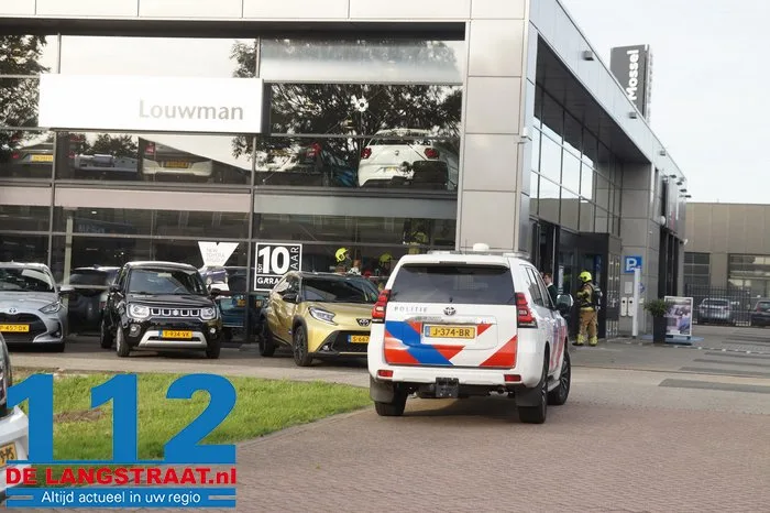 Brandweer rukt uit voor een brandlucht bij autobedrijf aan de Kleiweg Waalwijk 7 Brandweer rukt uit voor een brandlucht bij autobedrijf aan de Kleiweg Waalwijk 112 De Langstraat