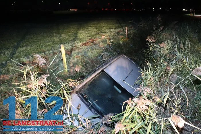 Auto belandt in sloot Elshout 1 Auto belandt in sloot Elshout 112 De Langstraat