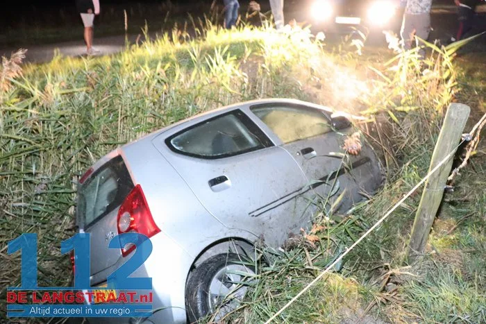 Auto belandt in sloot Elshout 2 Auto belandt in sloot Elshout 112 De Langstraat