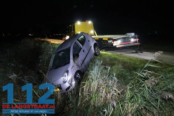 Auto belandt in sloot Elshout 6 Auto belandt in sloot Elshout 112 De Langstraat
