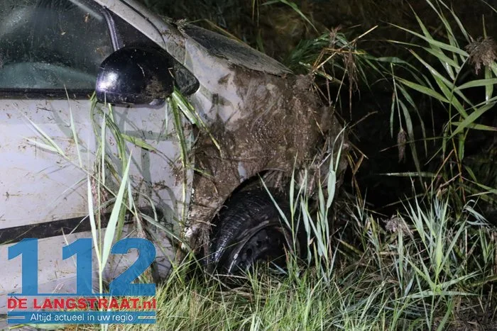 Auto belandt in sloot Elshout 7 Auto belandt in sloot Elshout 112 De Langstraat
