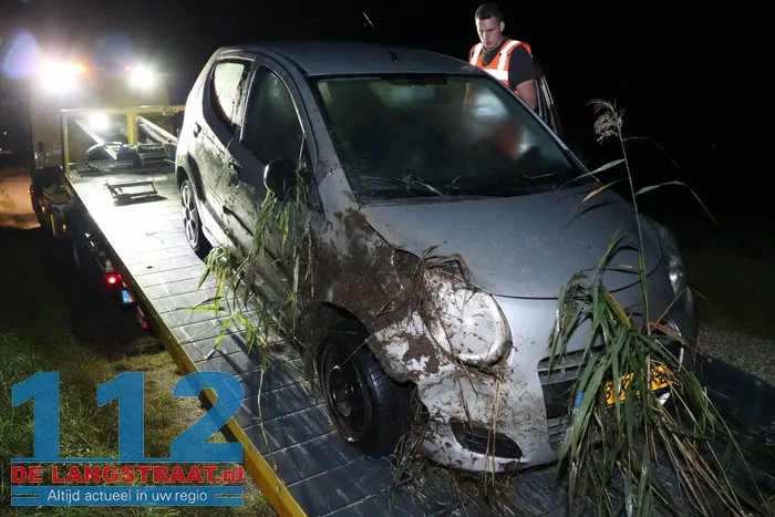 Auto belandt in sloot Elshout 9 Auto belandt in sloot Elshout 112 De Langstraat