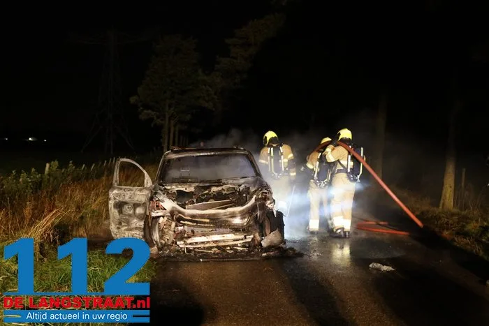 Auto volledig uitgebrand in Haarsteeg, inzittenden kunnen voertuig op tijd verlaten 2 Auto volledig uitgebrand in Haarsteeg, inzittenden kunnen voertuig op tijd verlaten 112 De Langstraat