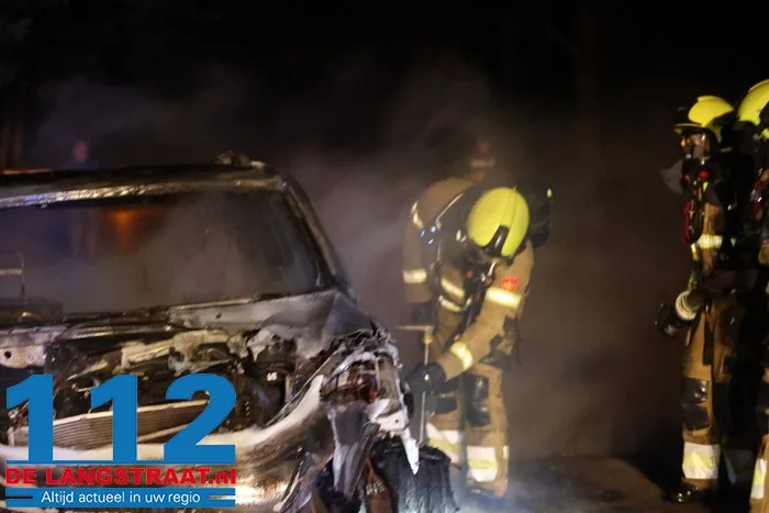 Auto volledig uitgebrand in Haarsteeg, inzittenden kunnen voertuig op tijd verlaten 3 Auto volledig uitgebrand in Haarsteeg, inzittenden kunnen voertuig op tijd verlaten 112 De Langstraat