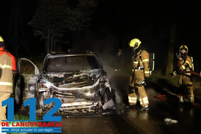 Auto volledig uitgebrand in Haarsteeg, inzittenden kunnen voertuig op tijd verlaten 4 Auto volledig uitgebrand in Haarsteeg, inzittenden kunnen voertuig op tijd verlaten 112 De Langstraat