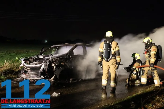Auto volledig uitgebrand in Haarsteeg, inzittenden kunnen voertuig op tijd verlaten 5 Auto volledig uitgebrand in Haarsteeg, inzittenden kunnen voertuig op tijd verlaten 112 De Langstraat