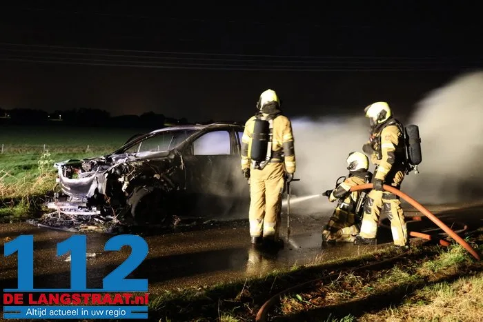 Auto volledig uitgebrand in Haarsteeg, inzittenden kunnen voertuig op tijd verlaten 6 Auto volledig uitgebrand in Haarsteeg, inzittenden kunnen voertuig op tijd verlaten 112 De Langstraat