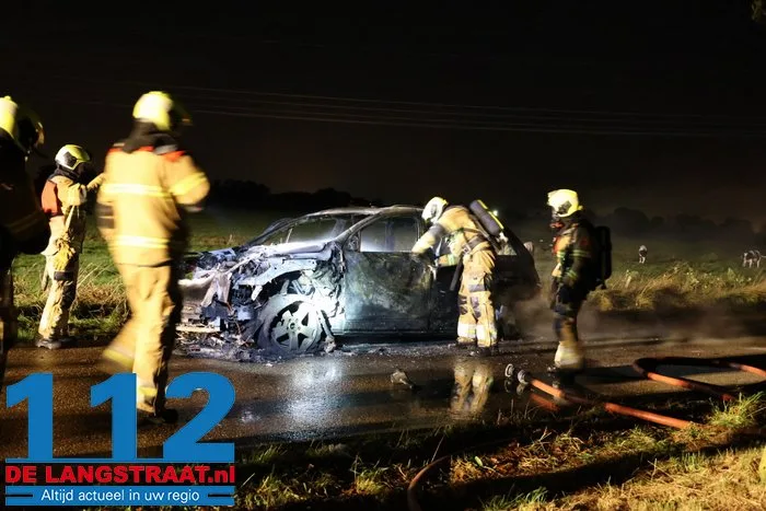 Auto volledig uitgebrand in Haarsteeg, inzittenden kunnen voertuig op tijd verlaten 7 Auto volledig uitgebrand in Haarsteeg, inzittenden kunnen voertuig op tijd verlaten 112 De Langstraat