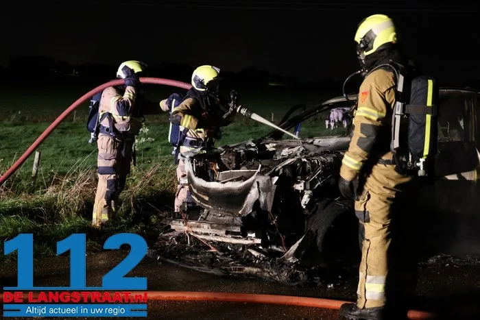 Auto volledig uitgebrand in Haarsteeg, inzittenden kunnen voertuig op tijd verlaten 8 Auto volledig uitgebrand in Haarsteeg, inzittenden kunnen voertuig op tijd verlaten 112 De Langstraat