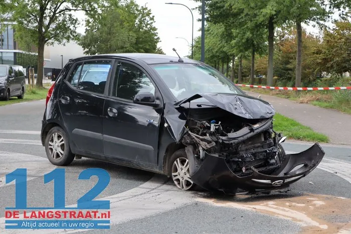 Twee voertuigen botsen, bestelbus eindigt tegen hekwerk Waalwijk 1 Twee voertuigen botsen, bestelbus eindigt tegen hekwerk Waalwijk 112 De Langstraat