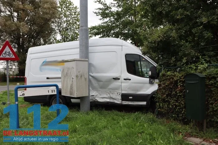 Twee voertuigen botsen, bestelbus eindigt tegen hekwerk Waalwijk 2 Twee voertuigen botsen, bestelbus eindigt tegen hekwerk Waalwijk 112 De Langstraat