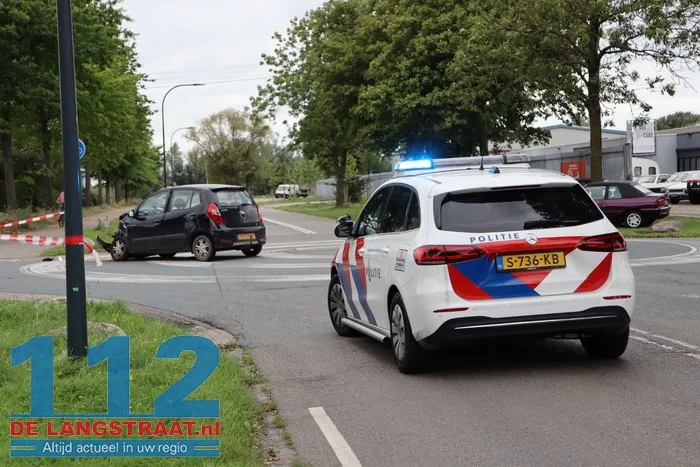 Twee voertuigen botsen, bestelbus eindigt tegen hekwerk Waalwijk 3 Twee voertuigen botsen, bestelbus eindigt tegen hekwerk Waalwijk 112 De Langstraat