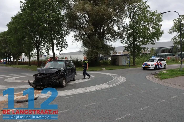 Twee voertuigen botsen, bestelbus eindigt tegen hekwerk Waalwijk 6 Twee voertuigen botsen, bestelbus eindigt tegen hekwerk Waalwijk 112 De Langstraat