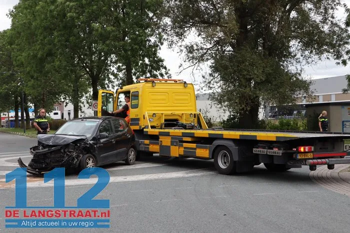 Twee voertuigen botsen, bestelbus eindigt tegen hekwerk Waalwijk 7 Twee voertuigen botsen, bestelbus eindigt tegen hekwerk Waalwijk 112 De Langstraat
