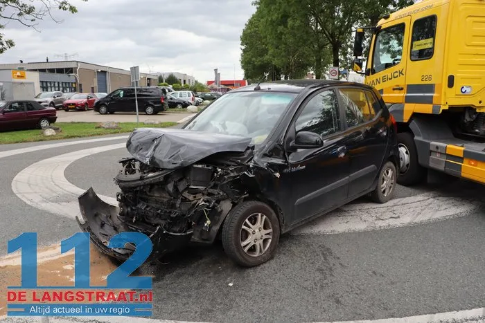 Twee voertuigen botsen, bestelbus eindigt tegen hekwerk Waalwijk 8 Twee voertuigen botsen, bestelbus eindigt tegen hekwerk Waalwijk 112 De Langstraat