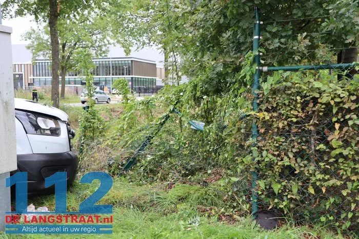 Twee voertuigen botsen, bestelbus eindigt tegen hekwerk Waalwijk 10 Twee voertuigen botsen, bestelbus eindigt tegen hekwerk Waalwijk 112 De Langstraat