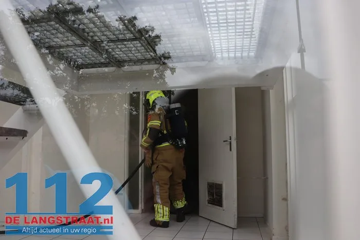 Bewoners moeten Waalwijks complex verlaten door brand 1 Bewoners moeten Waalwijks complex verlaten door brand 112 De Langstraat