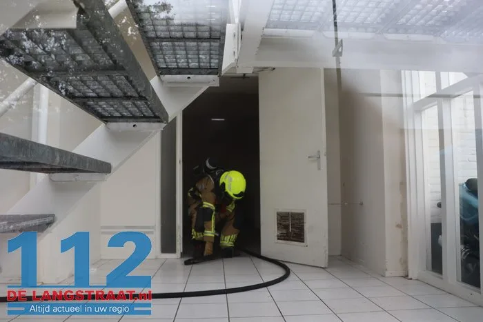 Bewoners moeten Waalwijks complex verlaten door brand 2 Bewoners moeten Waalwijks complex verlaten door brand 112 De Langstraat