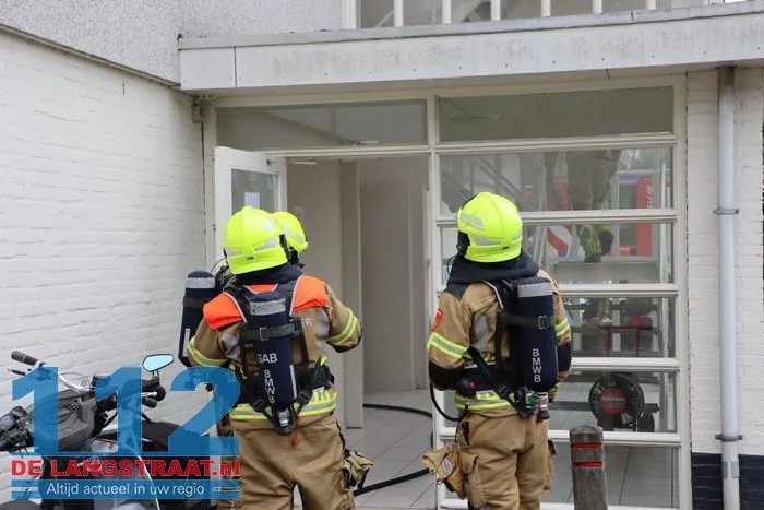 Bewoners moeten Waalwijks complex verlaten door brand 6 Bewoners moeten Waalwijks complex verlaten door brand 112 De Langstraat