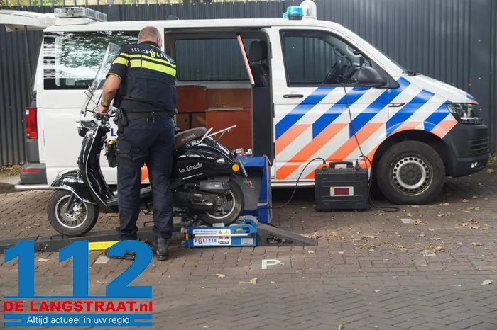 Bromfiets- en scootercontrole Olympiaweg Waalwijk 3 Bromfiets- en scootercontrole Olympiaweg Waalwijk 112 De Langstraat