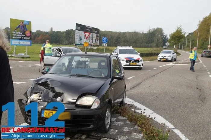 Flinke schade bij botsing tussen twee auto’s in Drunen 2 Flinke schade bij botsing tussen twee auto’s in Drunen 112 De Langstraat