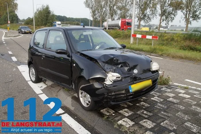 Flinke schade bij botsing tussen twee auto’s in Drunen 4 Flinke schade bij botsing tussen twee auto’s in Drunen 112 De Langstraat