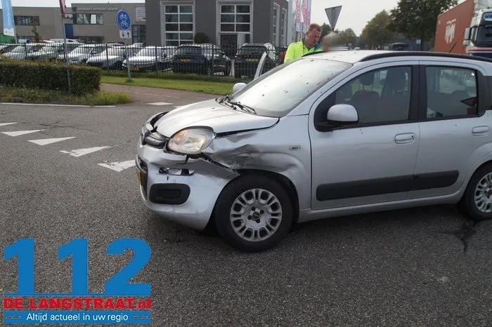 Flinke schade bij botsing tussen twee auto’s in Drunen 5 Flinke schade bij botsing tussen twee auto’s in Drunen 112 De Langstraat