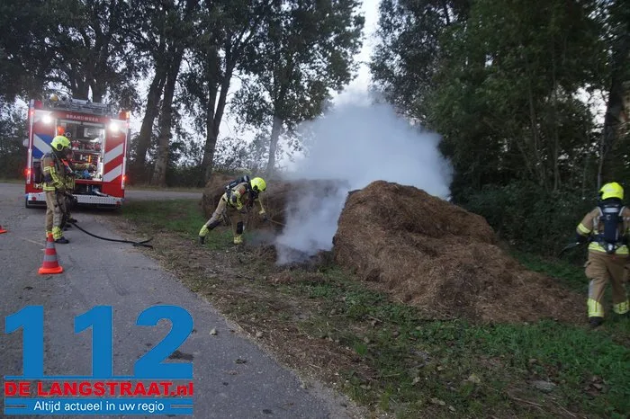 Hooiberg in brand op de Sasweg in Sprang-Capelle 7 Hooiberg in brand op de Sasweg in Sprang-Capelle 112 De Langstraat