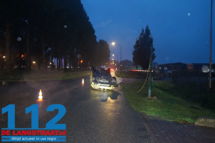 Auto op zijn kop in Wijk en Aalburg na botsing op lantaarnpaal 1 Auto op zijn kop in Wijk en Aalburg na botsing op lantaarnpaal 112 De Langstraat