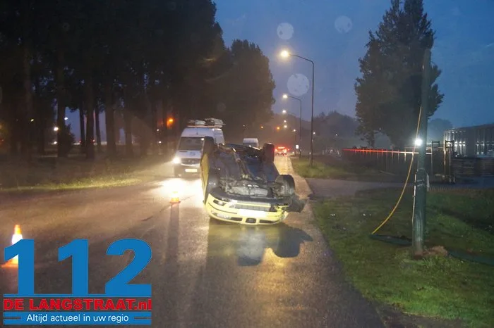 Auto op zijn kop in Wijk en Aalburg na botsing op lantaarnpaal 2 Auto op zijn kop in Wijk en Aalburg na botsing op lantaarnpaal 112 De Langstraat