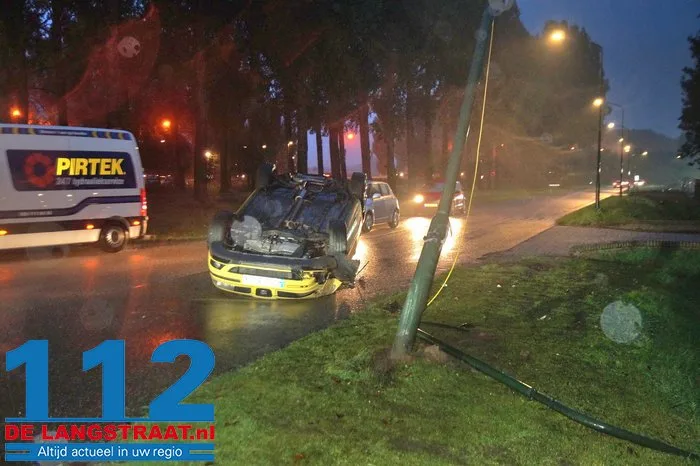 Auto op zijn kop in Wijk en Aalburg na botsing op lantaarnpaal 3 Auto op zijn kop in Wijk en Aalburg na botsing op lantaarnpaal 112 De Langstraat