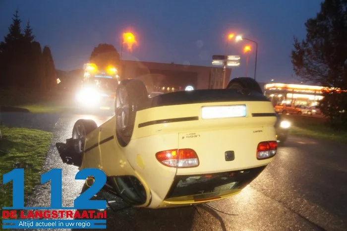 Auto op zijn kop in Wijk en Aalburg na botsing op lantaarnpaal 4 Auto op zijn kop in Wijk en Aalburg na botsing op lantaarnpaal 112 De Langstraat