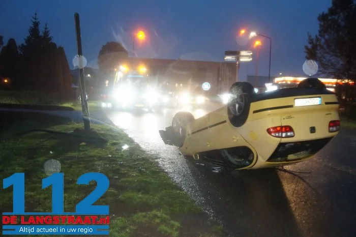 Auto op zijn kop in Wijk en Aalburg na botsing op lantaarnpaal 5 Auto op zijn kop in Wijk en Aalburg na botsing op lantaarnpaal 112 De Langstraat