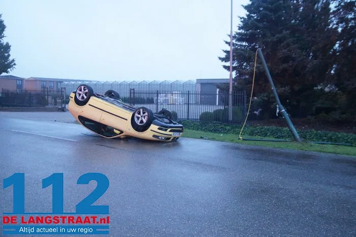 Auto op zijn kop in Wijk en Aalburg na botsing op lantaarnpaal 6 Auto op zijn kop in Wijk en Aalburg na botsing op lantaarnpaal 112 De Langstraat