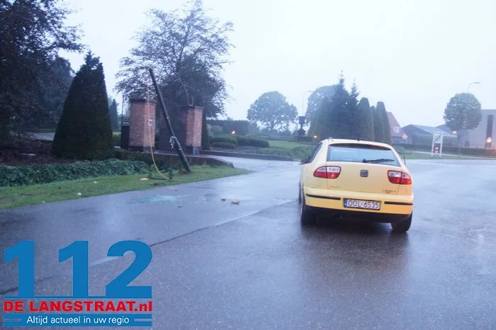 Auto op zijn kop in Wijk en Aalburg na botsing op lantaarnpaal 8 Auto op zijn kop in Wijk en Aalburg na botsing op lantaarnpaal 112 De Langstraat