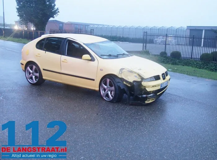 Auto op zijn kop in Wijk en Aalburg na botsing op lantaarnpaal 9 Auto op zijn kop in Wijk en Aalburg na botsing op lantaarnpaal 112 De Langstraat