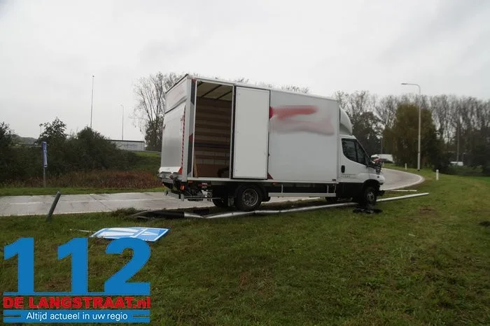 Bestuurder rijdt met bestelbus lantaarnpaal uit de grond aan de Hoogeindse Rondweg Waalwijk 1 Bestuurder rijdt met bestelbus lantaarnpaal uit de grond aan de Hoogeindse Rondweg Waalwijk 112 De Langstraat