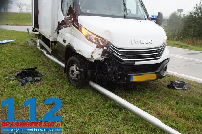 Bestuurder rijdt met bestelbus lantaarnpaal uit de grond aan de Hoogeindse Rondweg Waalwijk 3 Bestuurder rijdt met bestelbus lantaarnpaal uit de grond aan de Hoogeindse Rondweg Waalwijk 112 De Langstraat