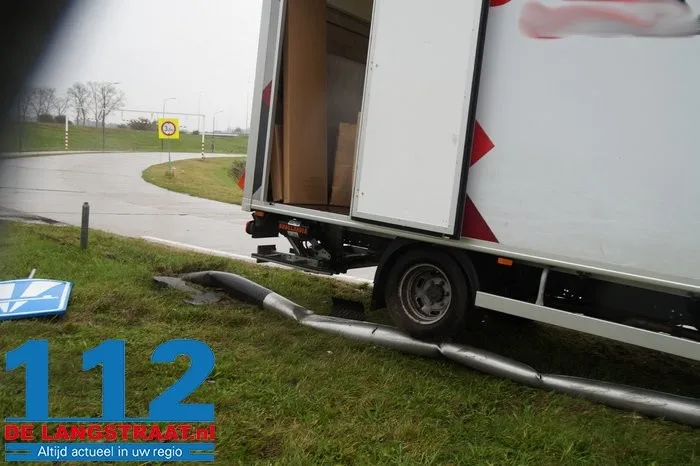 Bestuurder rijdt met bestelbus lantaarnpaal uit de grond aan de Hoogeindse Rondweg Waalwijk 4 Bestuurder rijdt met bestelbus lantaarnpaal uit de grond aan de Hoogeindse Rondweg Waalwijk 112 De Langstraat