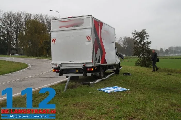 Bestuurder rijdt met bestelbus lantaarnpaal uit de grond aan de Hoogeindse Rondweg Waalwijk 5 Bestuurder rijdt met bestelbus lantaarnpaal uit de grond aan de Hoogeindse Rondweg Waalwijk 112 De Langstraat