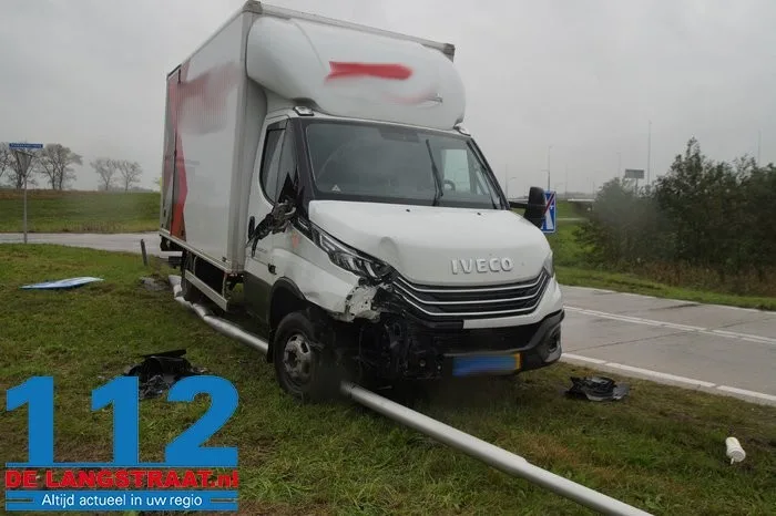 Bestuurder rijdt met bestelbus lantaarnpaal uit de grond aan de Hoogeindse Rondweg Waalwijk 6 Bestuurder rijdt met bestelbus lantaarnpaal uit de grond aan de Hoogeindse Rondweg Waalwijk 112 De Langstraat